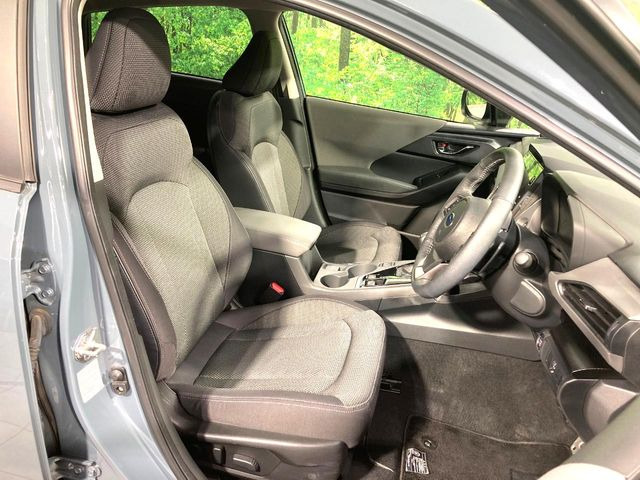 運転席まわりには十分なスペースがあり、大柄な方でもゆったり運転していただける環境です。