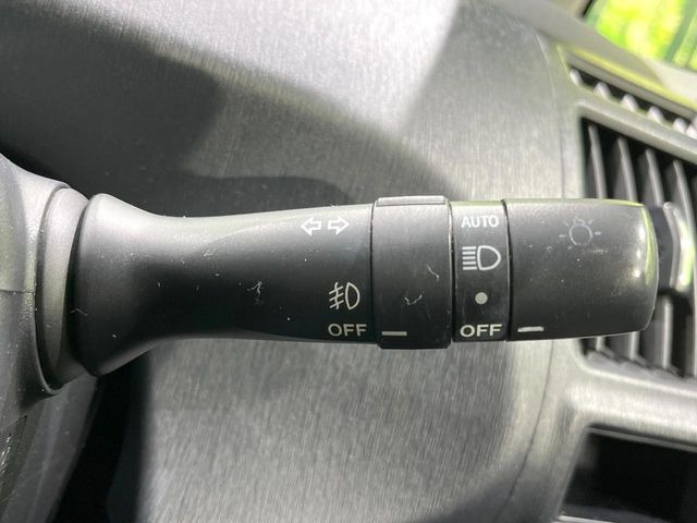 【オートライト】周りの明るさに応じて自動でヘッドライトの点灯・消灯ができる機能です!ライトの付け忘れ・消し忘れなどが無くなり、雨の日や夕方の走行も安心!トンネル通過時も便利ですね♪