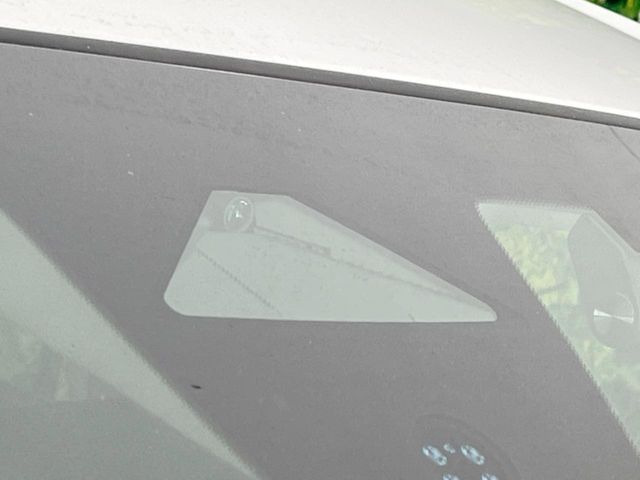 【エマージェンシーブレーキ】走行中に前方の車両等を認識し、衝突しそうな時は警報とブレーキで衝突回避と被害軽減をアシスト。より安全にドライブをお楽しみいただけます。