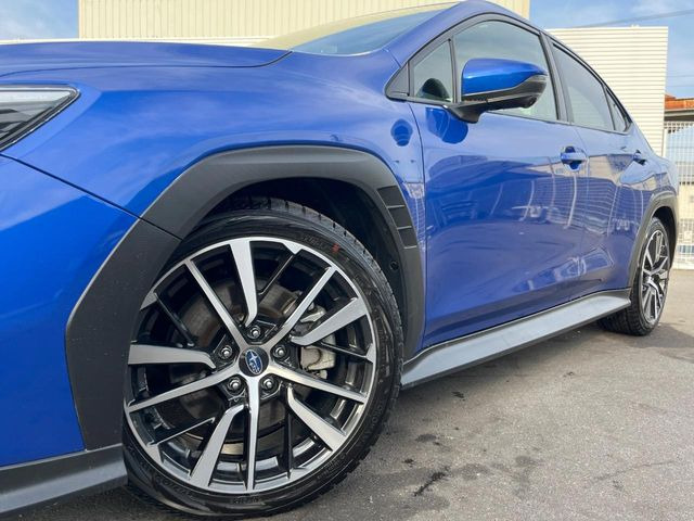 �y�O���[�h��p����18�C���`�A���~�z�C�[���z�f�U�C�����̍��������A���~�z�C�[���𑕒����Ă���܂��B�e��ЊO�A���~�z�C�[����A�X�^�b�h���X�^�C�����戵�����Ă���܂��B���񂲑��k����������