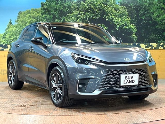 高透明度のガラス皮膜で撥水はもちろん、上質なツヤ・光沢を実現。紫外線や酸性雨から大切な愛車を保護し、色あせ・劣化を防止。「弾スプラッシュコート」、「弾プリミッサコート」からお選びいただけます。