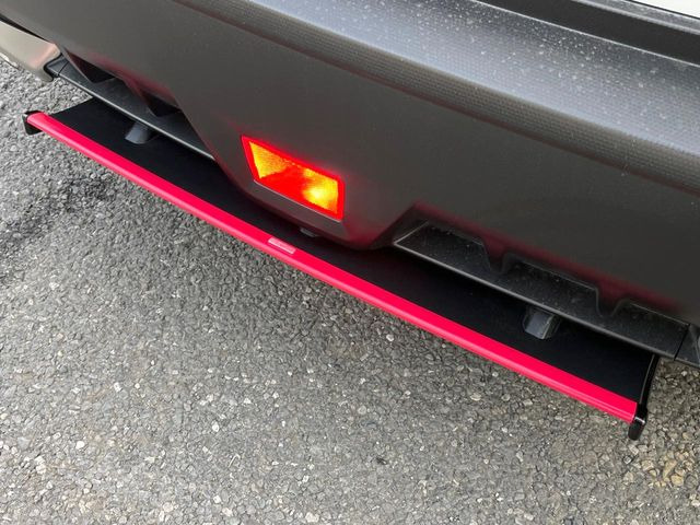 �ySTI�X�^�C���p�b�P�[�W�z�t�����g�E�T�C�h�E���A��STI�̃G�A���œ���B�O�ς̃X�|�[�e�B�[�����ۗ������Ă���邾���łȂ��A�������s���̋�̓o�����X���œK�����Ă���܂��B