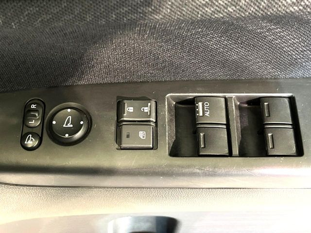 �y�d���i�[�~���[�z�T�C�h�~���[�͓d���i�[���ƂȂ��Ă���A�������ԏ�ł��L�Y�������X�N��}�����܂��B