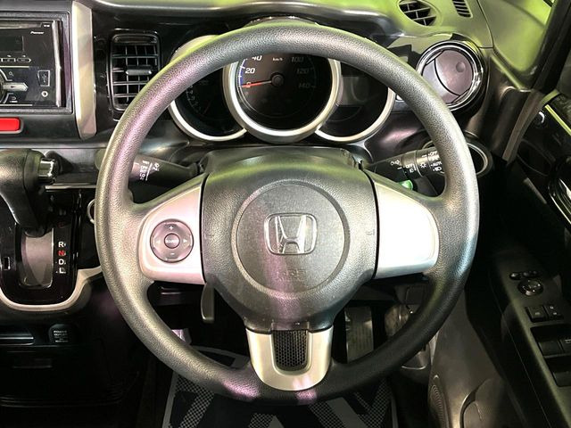 �C���e���A�ɍ��킹���f�U�C���̃X�e�A�����O�́A�^�]�������̂��Ƃ��l���A�^�]���₷���`��A�傫���ł��B�����x�A���ۂɐG���Ă��m���߂��������B