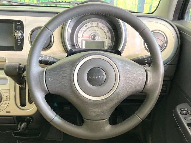 �C���e���A�ɍ��킹���f�U�C���̃X�e�A�����O�́A�^�]�������̂��Ƃ��l���A�^�]���₷���`��A�傫���ł��B�����x�A���ۂɐG���Ă��m���߂��������B