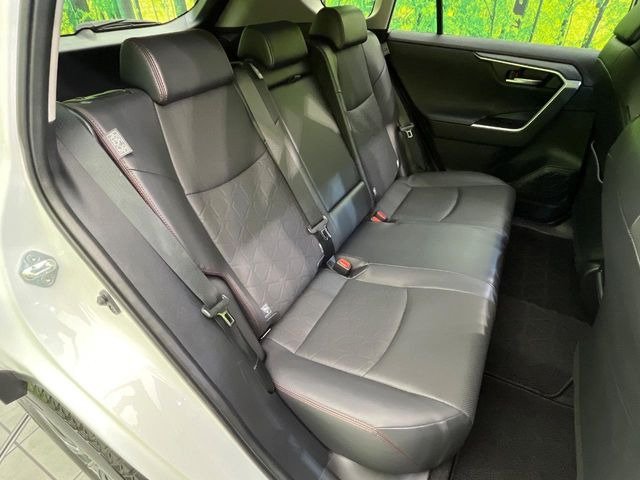 後部座席も気になるようなキズ・汚れやへたり等、大きなダメージはなく、良好な状態です。