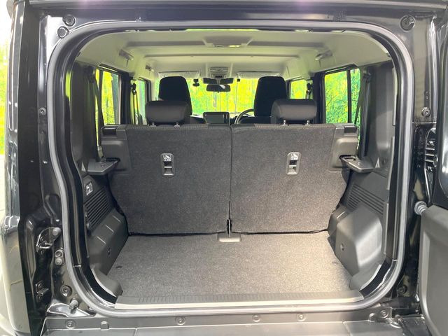 ���i�̂���������ʋ΁A���}���ɏ\���ȉ׎��X�y�[�X���m�ۂ��Ă���܂��B�Z�J���h�V�[�g��|���ƁA�傫�ȉו��̐ύڂ��\�ł���