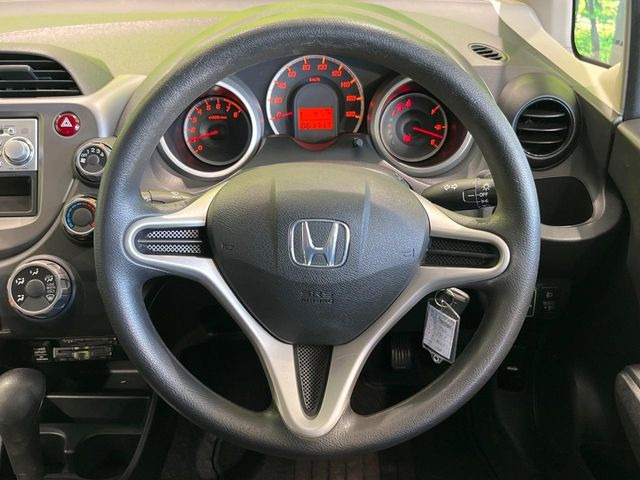 �C���e���A�ɍ��킹���f�U�C���̃X�e�A�����O�́A�^�]�������̂��Ƃ��l���A�^�]���₷���`��A�傫���ł��B�����x�A���ۂɐG���Ă��m���߂��������B