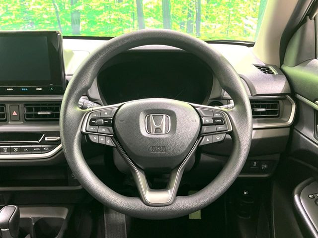 インテリアに合わせたデザインのステアリングは、運転される方のことも考え、運転しやすい形状、大きさです。是非一度、実際に触ってお確かめください。