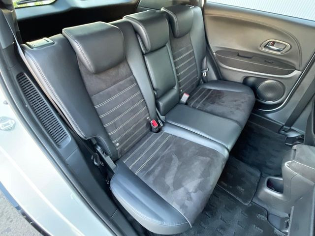 後部座席も気になるようなキズ・汚れやへたり等、大きなダメージはなく、良好な状態です。