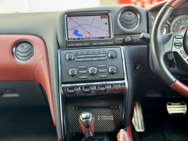 �W����ɂ͏펞GT-R35�̍݌ɂ�10��قǓW�����Ă���܂��B�O���E�����E����A�O���[�h���l�X�ɂȂ�܂��̂ŁA�C�ɂȂ���𐥔�ԋ߂ł����ɂȂ��Ă��������B