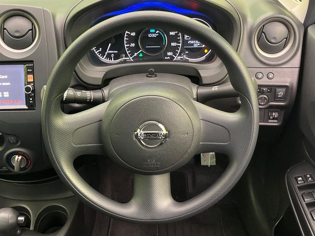 �C���e���A�ɍ��킹���f�U�C���̃X�e�A�����O�́A�^�]�������̂��Ƃ��l���A�^�]���₷���`��A�傫���ł��B�����x�A���ۂɐG���Ă��m���߂��������B