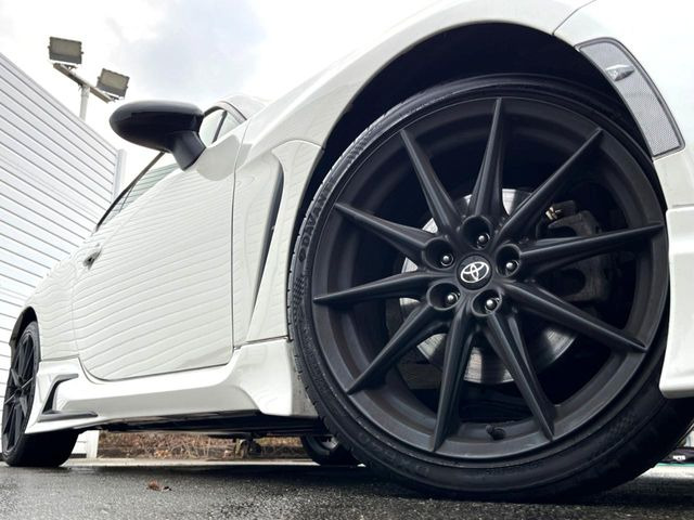 �y����18�C���`�A���~�z�C�[���z�O�ςɃ}�b�`���������A���~�z�C�[���𑕒����Ă���܂��B�e��ЊO�A���~�z�C�[����A�X�^�b�h���X�^�C�����戵�����Ă���܂��B���񂲑��k����������