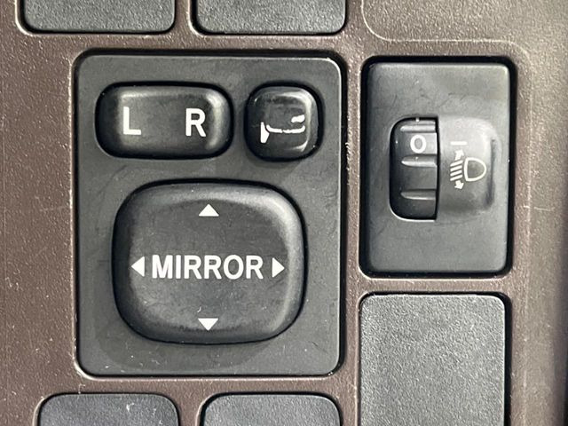 �y�d���i�[�~���[�z�T�C�h�~���[�͓d���i�[���ƂȂ��Ă���A�������ԏ�ł��L�Y�������X�N��}�����܂��B