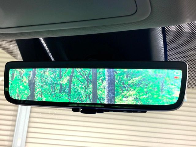【デジタルインナーミラー】後席の大きな荷物や同乗者で後方が確認しづらい時でも安心!カメラが撮影した車両後方の映像をルームミラー内に表示。クリアな視界で状況の確認が可能です!