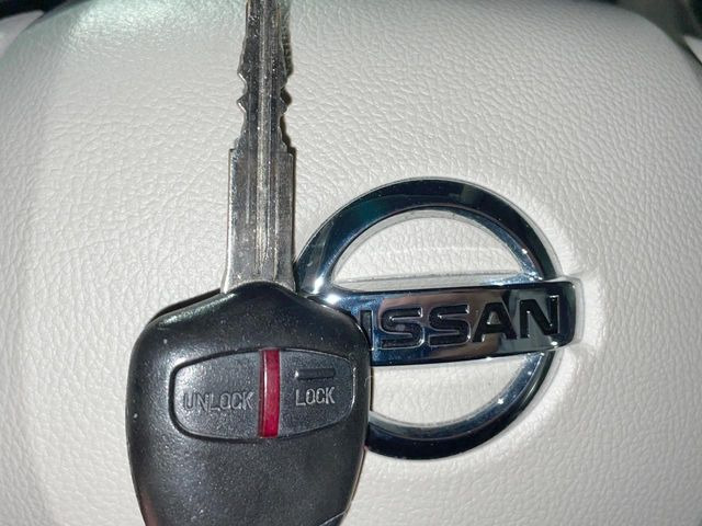 【キーレス】少し離れた場所からでもボタン一つでドアの開錠・施錠ができるのでとっても便利!ドアの鍵穴周りに傷をつけることもありません♪