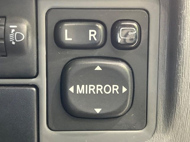 �y�d���i�[�~���[�z�T�C�h�~���[�͓d���i�[���ƂȂ��Ă���A�������ԏ�ł��L�Y�������X�N��}�����܂��B