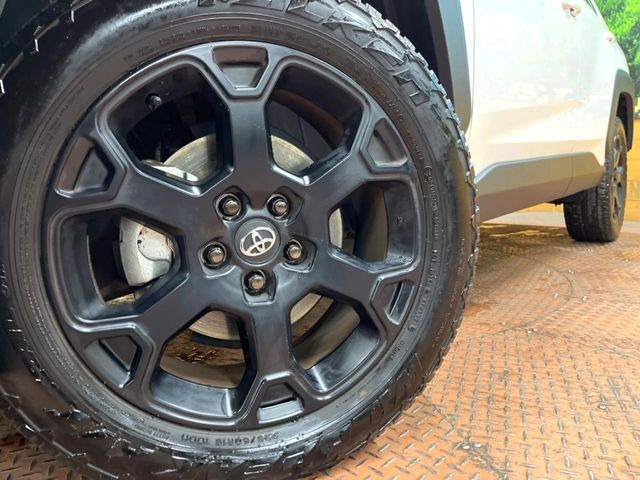 【グレード専用純正18インチアルミホイール】デザイン性の高い純正アルミホイールを装着しております。各種社外アルミホイールや、スタッドレスタイヤも取扱いしております。是非ご相談ください♪