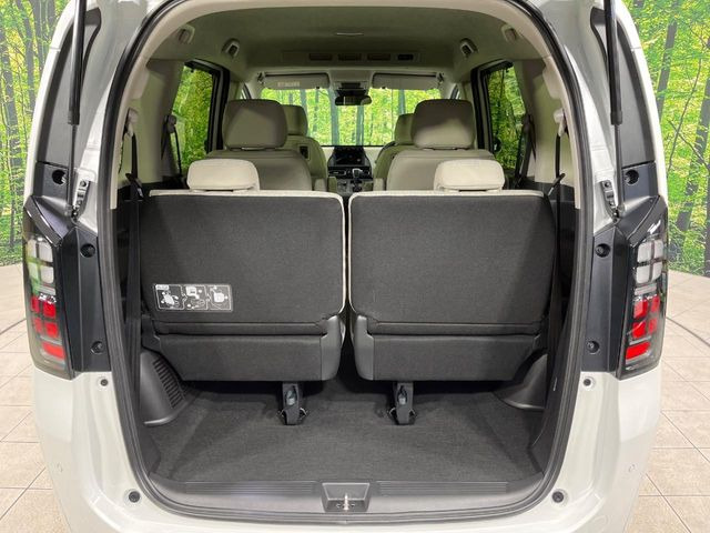 ���i�̂���������ʋ΁A���}���ɏ\���ȉ׎��X�y�[�X���m�ۂ��Ă���܂��B�Z�J���h�V�[�g��|���ƁA�傫�ȉו��̐ύڂ��\�ł���