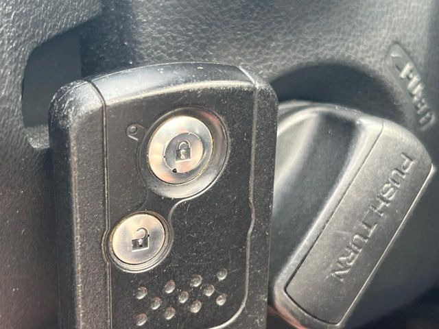 �yHonda�X�}�[�g�L�[�z�J�o����|�P�b�g�ɓ��ꂽ�܂܂ł��h�A�̎{���E�������\�ȃX�}�[�g�L�[�𑕔��B�G���W���̃I���E�I�t�����J�M�����o���K�v����������Ƃ��Ă��֗��ł���