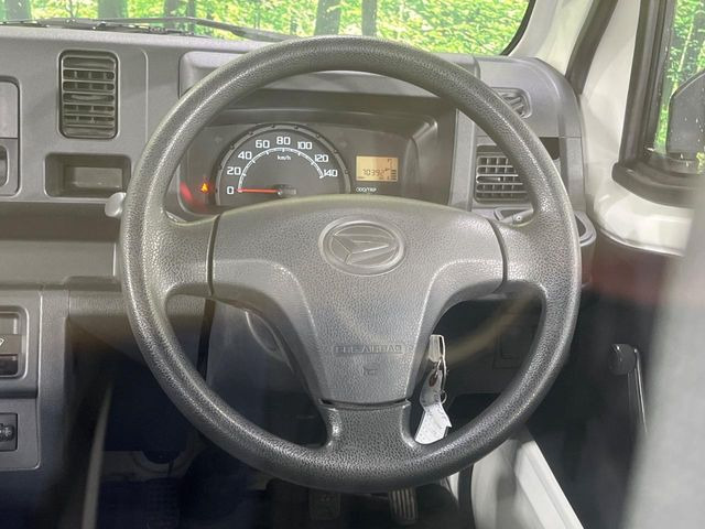 �C���e���A�ɍ��킹���f�U�C���̃X�e�A�����O�́A�^�]�������̂��Ƃ��l���A�^�]���₷���`��A�傫���ł��B�����x�A���ۂɐG���Ă��m���߂��������B