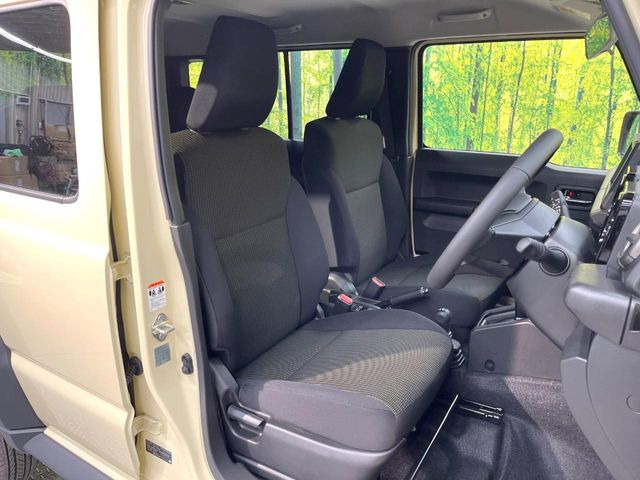 運転席シート廻りは使用感も少なく、良好な状態となっています。前オーナー様が丁寧に使っていたことがよくわかりますね。