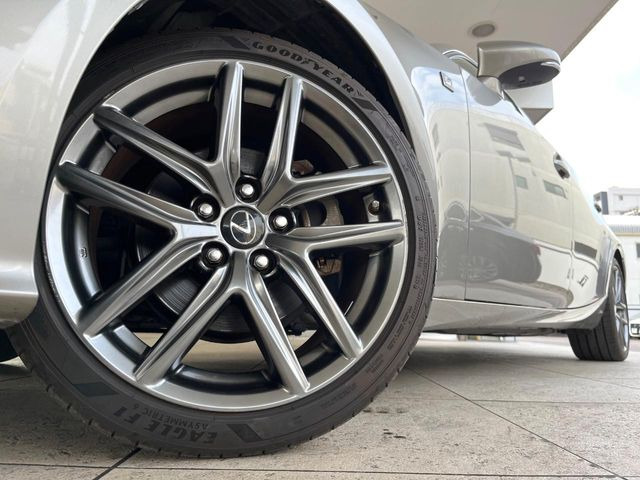 �y����18�C���`�A���~�z�C�[���z�O�ςɃ}�b�`���������A���~�z�C�[���𑕒����Ă���܂��B�e��ЊO�A���~�z�C�[����A�X�^�b�h���X�^�C�����戵�����Ă���܂��B���񂲑��k����������