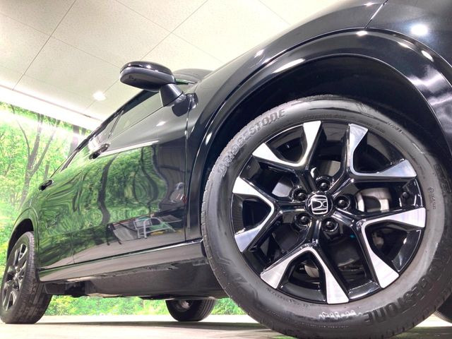 【純正18インチアルミホイール】外観にマッチした純正アルミホイールを装着しております。各種社外アルミホイールや、スタッドレスタイヤも取扱いしております。是非ご相談ください♪