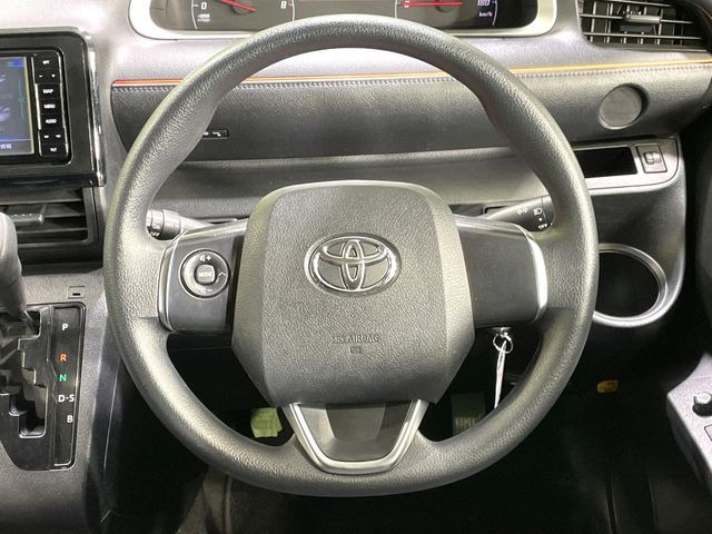 �C���e���A�ɍ��킹���f�U�C���̃X�e�A�����O�́A�^�]�������̂��Ƃ��l���A�^�]���₷���`��A�傫���ł��B�����x�A���ۂɐG���Ă��m���߂��������B