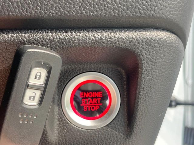 �yHonda�X�}�[�g�L�[�z�J�o����|�P�b�g�ɓ��ꂽ�܂܂ł��h�A�̎{���E�������\�ȃX�}�[�g�L�[�𑕔��B�G���W���̃I���E�I�t�����J�M�����o���K�v����������Ƃ��Ă��֗��ł���