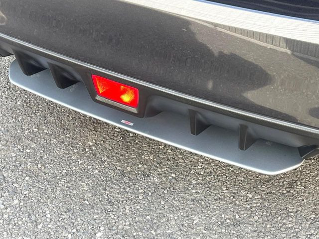 �ySTI�X�^�C���p�b�P�[�W�z�t�����g�E�T�C�h�E���A��STI�̃G�A���œ���B�O�ς̃X�|�[�e�B�[�����ۗ������Ă���邾���łȂ��A�������s���̋�̓o�����X���œK�����Ă���܂��B