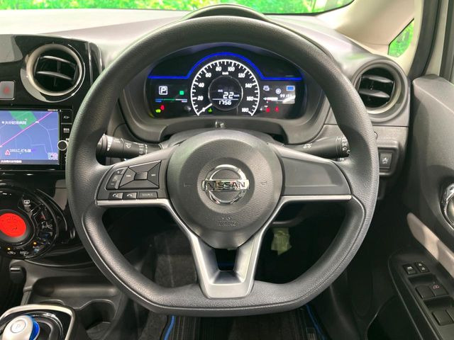 �C���e���A�ɍ��킹���f�U�C���̃X�e�A�����O�́A�^�]�������̂��Ƃ��l���A�^�]���₷���`��A�傫���ł��B�����x�A���ۂɐG���Ă��m���߂��������B