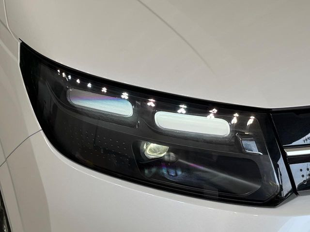 【LEDヘッドライト】悪天候や夜間走行時も良好な視界を確保し安心して運転できる高輝度LEDヘッドライトを装備!点灯速度が早く、消費電力も抑えられています。