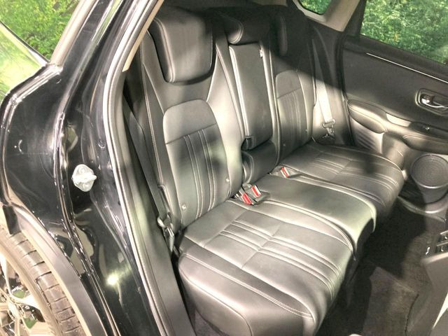 広々とした2列目シートは居住性が高く、居心地も快適!友達や家族とのお出かけにぴったりです。ベビーシートやチャイルドシート使用時も快適にお過ごしいただける十分な空間を確保しています。