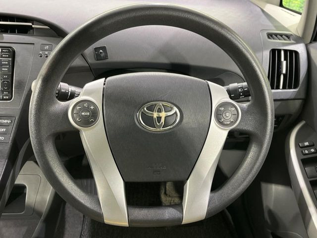 �C���e���A�ɍ��킹���f�U�C���̃X�e�A�����O�́A�^�]�������̂��Ƃ��l���A�^�]���₷���`��A�傫���ł��B�����x�A���ۂɐG���Ă��m���߂��������B