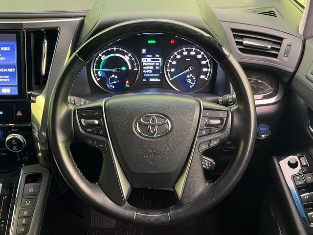 �C���e���A�ɍ��킹���f�U�C���̃X�e�A�����O�́A�^�]�������̂��Ƃ��l���A�^�]���₷���`��A�傫���ł��B�����x�A���ۂɐG���Ă��m���߂��������B