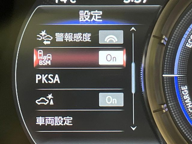 【ブラインドスポットモニター】走行中、ドアミラーの死角になりやすい箇所に後続車が接近するとサイドミラーのレンズに警告を表示!ドライバーに注意喚起をしてくれます。