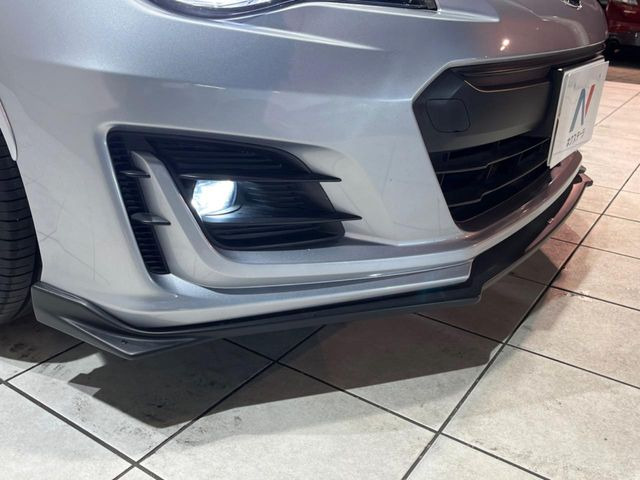 �ySTI�X�|�[�c�p�b�P�[�W�z�t�����g�E�T�C�h�E���A��STI�̃G�A���œ���B�O�ς̃X�|�[�e�B�[�����ۗ������Ă���邾���łȂ��A�������s���̋�̓o�����X���œK�����Ă���܂��B