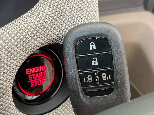 【Hondaスマートキー】カバンやポケットに入れたままでもドアの施錠・解錠が可能なスマートキーを装備。エンジンのオン・オフ時もカギを取り出す必要が無いからとっても便利です♪
