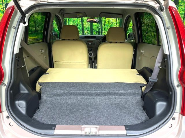 ���i�̂���������ʋ΁A���}���ɏ\���ȉ׎��X�y�[�X���m�ۂ��Ă���܂��B�Z�J���h�V�[�g��|���ƁA�傫�ȉו��̐ύڂ��\�ł���