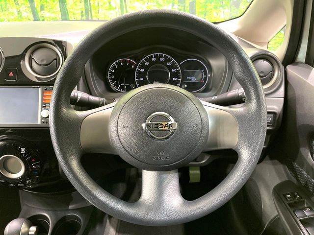 �C���e���A�ɍ��킹���f�U�C���̃X�e�A�����O�́A�^�]�������̂��Ƃ��l���A�^�]���₷���`��A�傫���ł��B�����x�A���ۂɐG���Ă��m���߂��������B