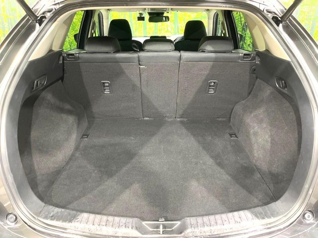 ���i�̂���������ʋ΁A���}���ɏ\���ȉ׎��X�y�[�X���m�ۂ��Ă���܂��B�Z�J���h�V�[�g��|���ƁA�傫�ȉו��̐ύڂ��\�ł���