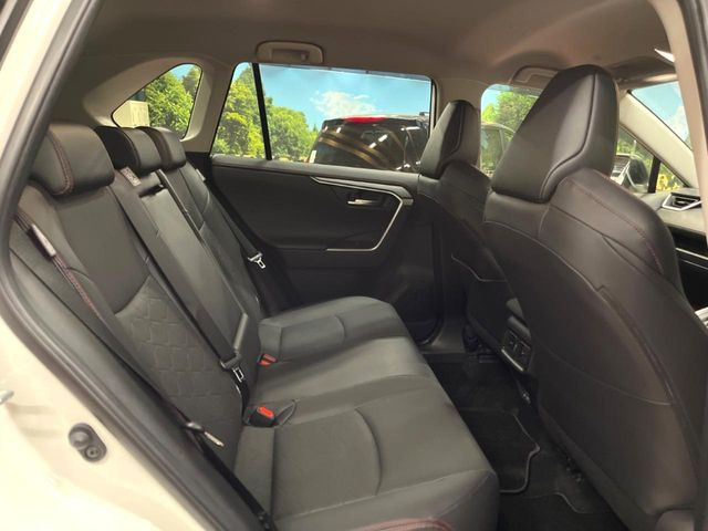 広々とした2列目シートは居住性が高く、居心地も快適!友達や家族とのお出かけにぴったりです。ベビーシートやチャイルドシート使用時も快適にお過ごしいただける十分な空間を確保しています。