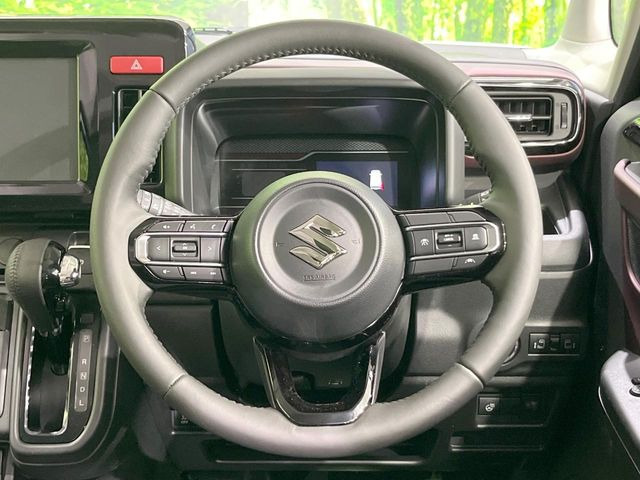 �C���e���A�ɍ��킹���f�U�C���̃X�e�A�����O�́A�^�]�������̂��Ƃ��l���A�^�]���₷���`��A�傫���ł��B�����x�A���ۂɐG���Ă��m���߂��������B