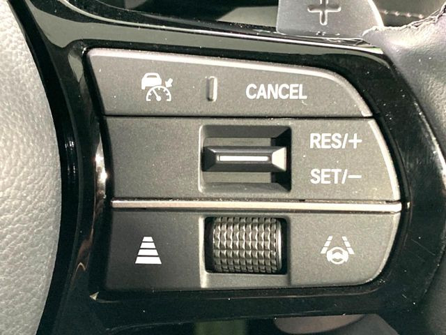 【ホンダセンシング】走行中に前方の車両等を認識し、衝突しそうな時は警報とブレーキで衝突回避と被害軽減をアシスト。より安全にドライブをお楽しみいただけます。