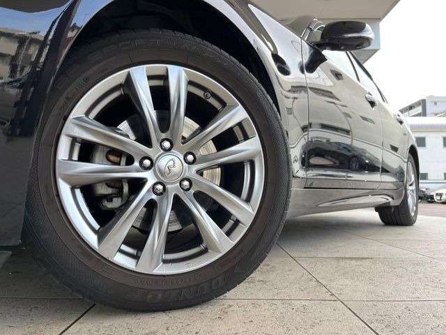 �y����18�C���`�A���~�z�C�[���z�O�ςɃ}�b�`���������A���~�z�C�[���𑕒����Ă���܂��B�e��ЊO�A���~�z�C�[����A�X�^�b�h���X�^�C�����戵�����Ă���܂��B���񂲑��k����������