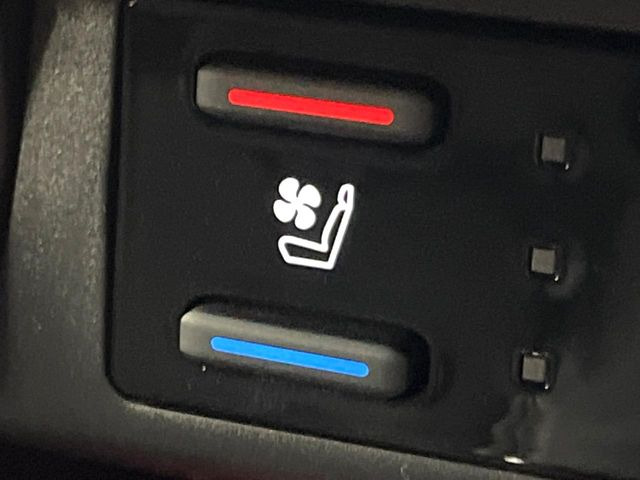 【シートベンチレーション】夏場は涼しい風でお尻や背中の熱やムレを防ぎ、冬はエアコンよりも早く温まってポカポカに!季節を問わず快適に過ごせます。