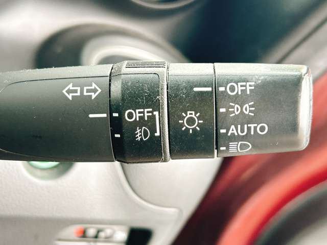 �y�I�[�g���C�g�z�ԊO�̖��邳�����m���āA�����I�Ƀw�b�h���C�g��_�����Ă���܂���g���l���𑖍s����ۂɂ��A�����I�ɓ_�����Ă���ĕ֗��ȑ�����1�ł���