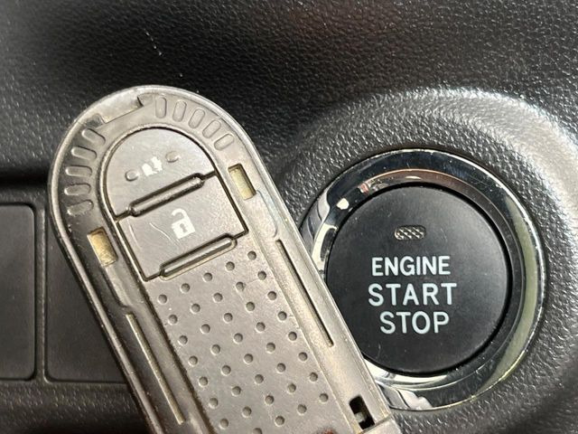 �y�L�[�t���[�V�X�e���z�J�o����|�P�b�g�ɓ��ꂽ�܂܂ł��h�A�̎{���E�������\�ȃX�}�[�g�L�[�𑕔��B�G���W���̃I���E�I�t�����J�M�����o���K�v����������Ƃ��Ă��֗��ł���