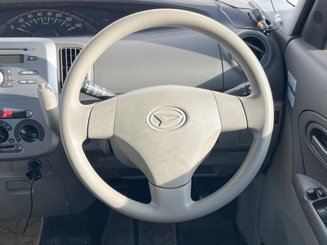 �C���e���A�ɍ��킹���f�U�C���̃X�e�A�����O�́A�^�]�������̂��Ƃ��l���A�^�]���₷���`��A�傫���ł��B�����x�A���ۂɐG���Ă��m���߂��������B